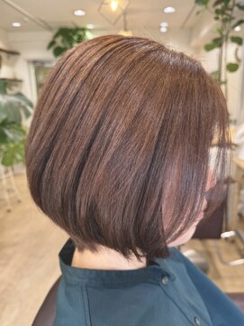 プラウドヘアー(Proud hair) 前下がりひし形ショートボブ