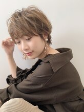 ジエクトアイロ 江坂駅前 白髪ぼかしハイライト 似合わせショートボブ フェザーショート