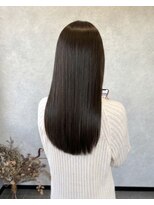 フィガロ バイ テイラー(FIGARO by Taylor)&nbsp;暗髪でも透明感。ショコラブラウンで、品格のある大人ストレート