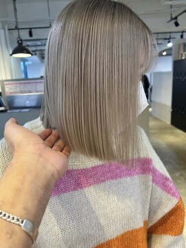 メリー オオサカ(Merly Osaka) ロングからばっさりカット!ハイトーン似合うミディアムボブ!