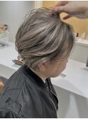 大人グレージュ白髪ぼかしショートボブ耳かけ