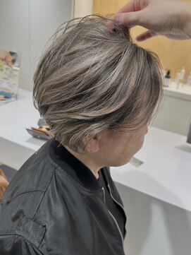 ステアケース 武蔵小杉店(stair:case) 大人グレージュ白髪ぼかしショートボブ耳かけ