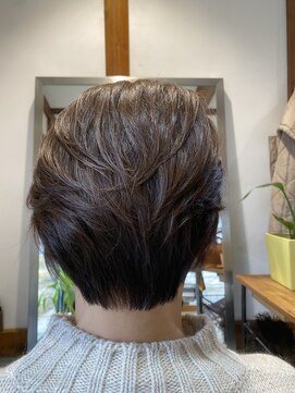 サトシオダクラ(SATOSHI ODAKURA) ウィスピーネープの明るめ白髪ぼかしボブ