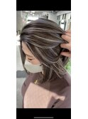 レイヤーボブハイライトブリーチレイヤーハイトーングレージュ
