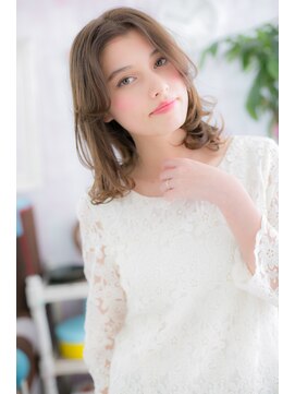 ヘアアンドビューティー ミック(Hair & Beauty miq) センターパートカーキベージュ外国人風ミディa