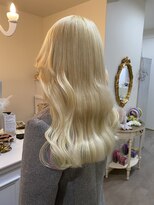 ハチ(HACHI)&nbsp;ハイトーンブロンドエクステ80本でロングに