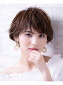 フリンジウェーブ&ココアブラウンの大人かわいい前髪耳かけボブ