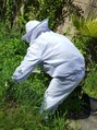 ビーダンディー(Bee dandy) 実家で養蜂。防護服姿もカッコいい僕。とれたて蜂蜜最高です!