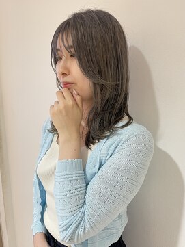 レヴィア(REVIA) レディースミディアムレイヤースタイル