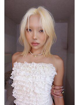 ネルケ 立川(nelke) ブロンド抜きっぱなしハイトーンウルフカットハッシュカット