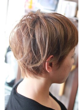 オーバーキャプテンネイキッド(OVER CAPTAIN NAKED) グレイアッシュが魅せる次世代ベリーショート