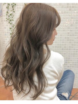 パリスパート2 グレージュ ミディアム レイヤー ヘアスタイル