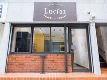 ルシアス(Luciaz)の雰囲気（サロンの外観、赤レンガ調にLED看板が目印）