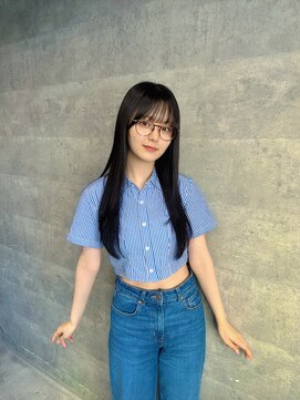 ルイス(L'wis) 暗髪、ロングレイヤー、エンジェルバング、小顔に見える、20代