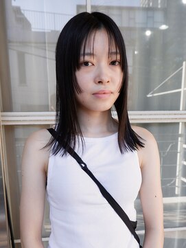 オーオ シカシカ(OOO YY) 伸ばしかけ前髪、顔周りフリンジカット、ミディアムヘア