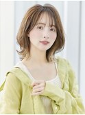 ミディアムナチュラルカール×薄め前髪ベージュカラー