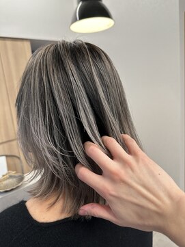 リノショアーズ 元町店(RINOSHORES) バレイヤージュホワイトシルバー外ハネミディアムレイヤー