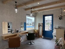 青い扉が印象的。