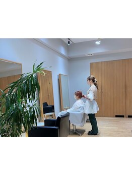 KAMI CHARISMA 3年連続受賞スタイリスト在籍！パーマ落とし/お直しの専門店”パーマ落としラボ apish”＊