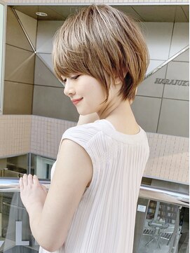 アンド ストーリーズ(&STORIES) 大人可愛い耳かけショートボブフォギーベージュ