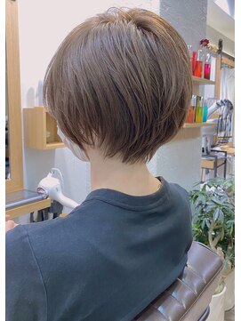 アヴァロン(AVALON) 〈20代30代〉絶壁解消丸みショート×オーキベージュ【mag佐藤】