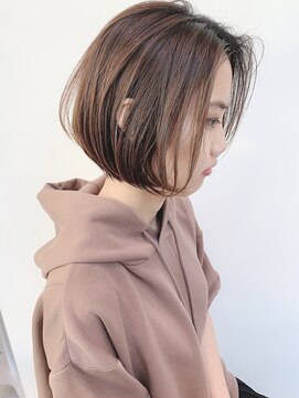 ステア ケース(stair case) ハンサムショート　センターパート　ショートボブ前髪なし