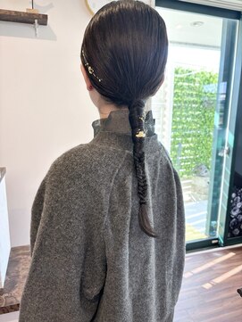 シンプルさが目を惹く、タイトポニーアレンジ！