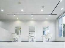 グラムヘアー(Glam hair)の雰囲気（白×グレーを基調とした店内です）
