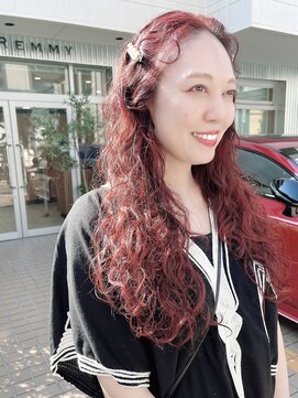 ザレミー(THE REMMY) ロングのナチュラルパーマにブリーチなしのチェリーレッドカラー