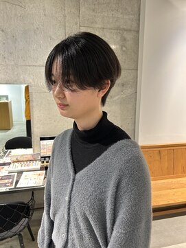 ミリ(milli Produce by ITAKURA) 大人女性のセンターパート毛流れショート