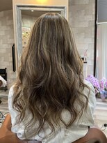 ハコ(H.A.Co) 極細ハイライトで立体感のある外国人風ヘアーです。