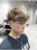 外国風スペインカールテーパーフェード