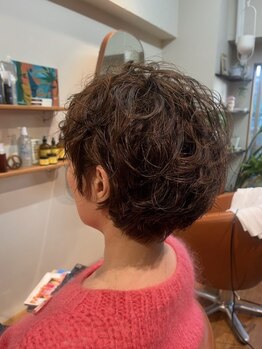 レッドハウス(RED HOUSE)の写真/諦めていたトップのボリュームは、パーマで解決できます♪頭頂部のボリュームUP、若々しい印象に◎