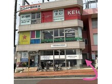 シャルール 新鎌ヶ谷(Chaleur)の雰囲気(【当店の場所】入り口は矢印を奥に進み階段を登った2Fです!)