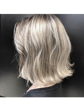 ラッド 心斎橋店(RAD) ホワイトパールヴェールベージュ