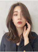 顔周りレイヤーカットくびれヘアミルクティーベージュカラー