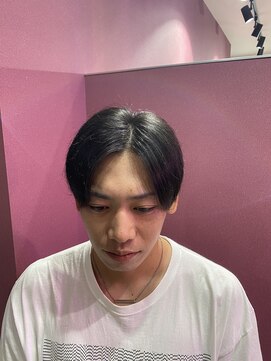 アメジスト(amethyst) 前下がりのセンター分け刈り上げヘア