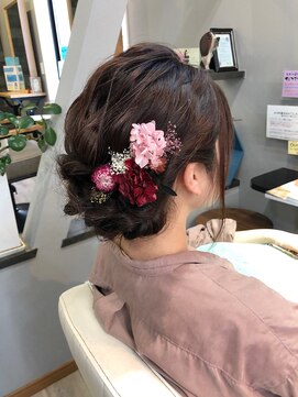 デイジー(Daisy) ゆるふわシニヨンアレンジ