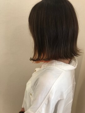 モルニ(MORNI) インナーカラー_マロンベージュ Aラインボブ かきあげ