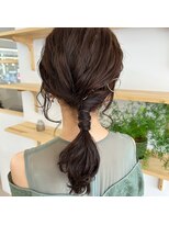 シャワー(SHOWER)&nbsp;ルーズなダウンポニーテールアレンジ【布施】