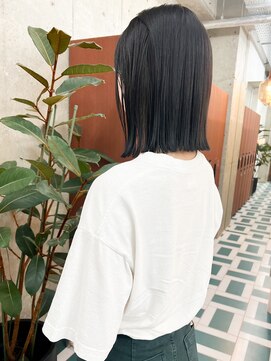 ノエ(noe) 地毛風グレージュ×切りっぱなしボブ