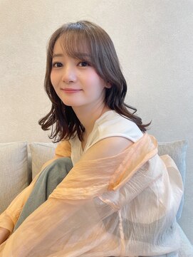 ソリル(solire) 大人カジュアルな外ハネミディ