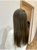 ミルクティーベージュ×寒色
