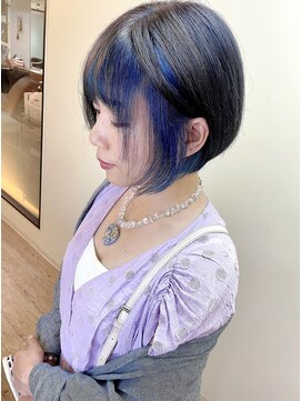 ディア(.eer) インナーカラーブルー×ショートカット/ミニボブ/前下がりボブ