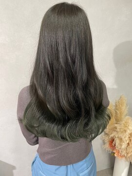 ミュラ(mulah) 裾カラーグリーン×透明感カラーアッシュグレー*ゆる巻きヘア