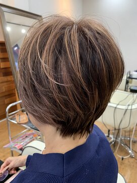 フリー(Free) 脱白髪染め白髪ぼかしシークレットハイライト×ショートヘアー