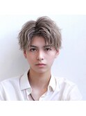 ハイトーンセンターパートスパイラルパーマ刈り上げマッシュ