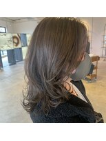 ジジ フルアヘッド(Gigi fullahead)&nbsp;大人ミディアムレイヤー　ツヤ感ハイライト