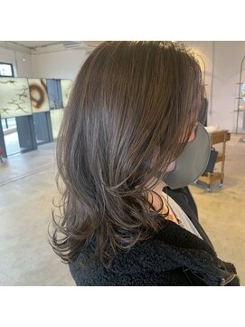 ジジ フルアヘッド(Gigi fullahead) 大人ミディアムレイヤー　ツヤ感ハイライト