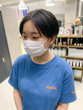 テトヘアー(teto hair) ハンサムショート、センターパート、オリーブベージュ